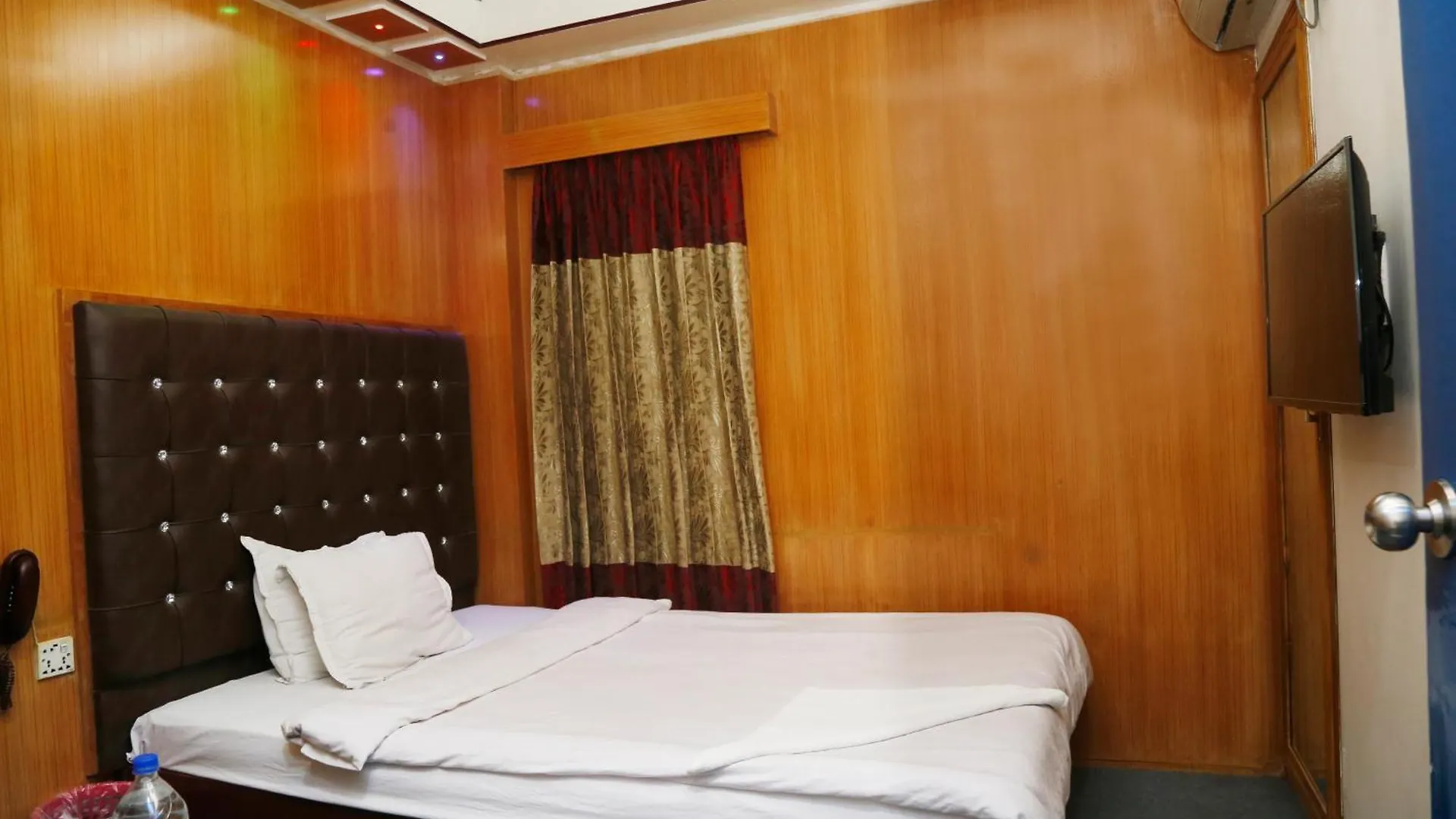 ***  Hotel Blue Bird ダッカ バングラデシュ